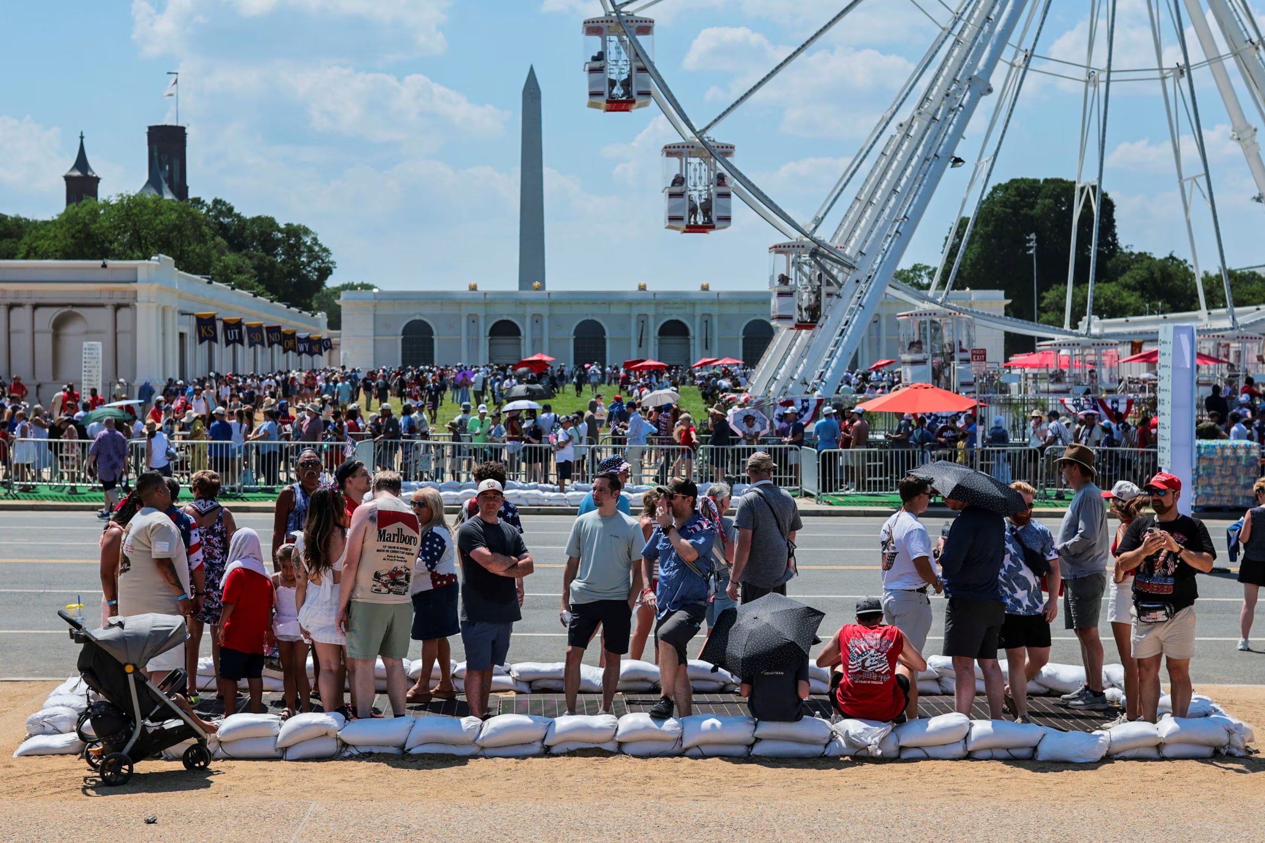 Pese a las altas temperaturas, los festejos por el 250° aniversario de la independencia siguieron adelante: asistentes aprovecharon el aire fresco de una estación de metro bajo el National Mall en Washington, D.C (REUTERS/Jonathan Ernst).