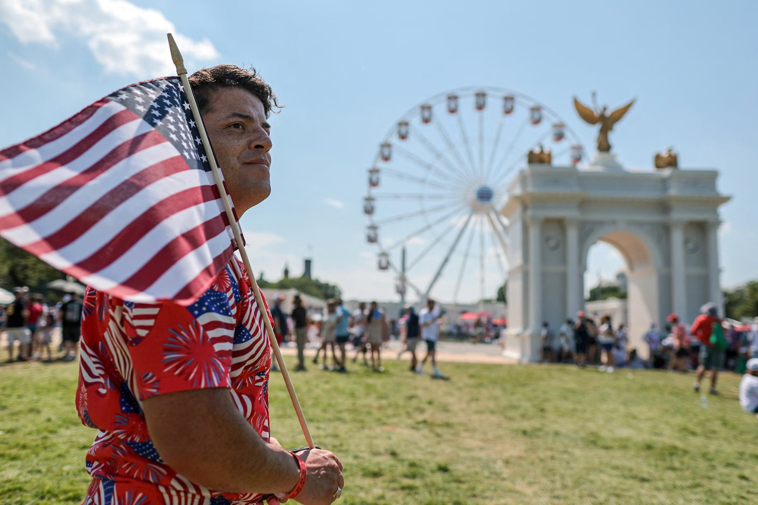 Visitantes recorren la Great American State Fair en el National Mall en Washington D.C., una de las actividades centrales de los festejos por el 250° aniversario (REUTERS/Jonathan Ernst).