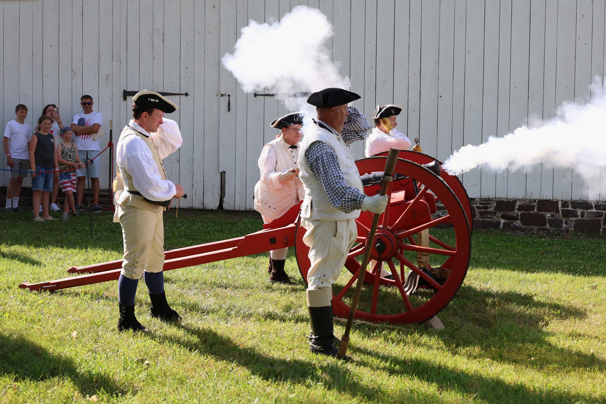 Recreadores históricos participaron de una demostración de mosquetes en el Washington Crossing Historic Park en Pensilvania (REUTERS/Hannah Beier).