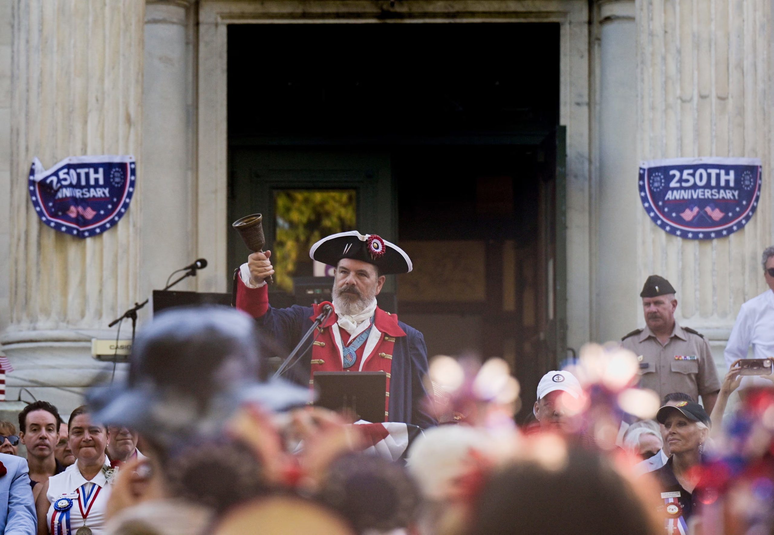 El pregonero Mike Rielly hizo sonar la campana antes de un discurso en el Desfile Militar, Cívico y de Bomberos de Bristol, Rhode Island, considerado la celebración del 4 de julio más antigua e ininterrumpida de Estados Unidos (REUTERS/Daniel Sarch)