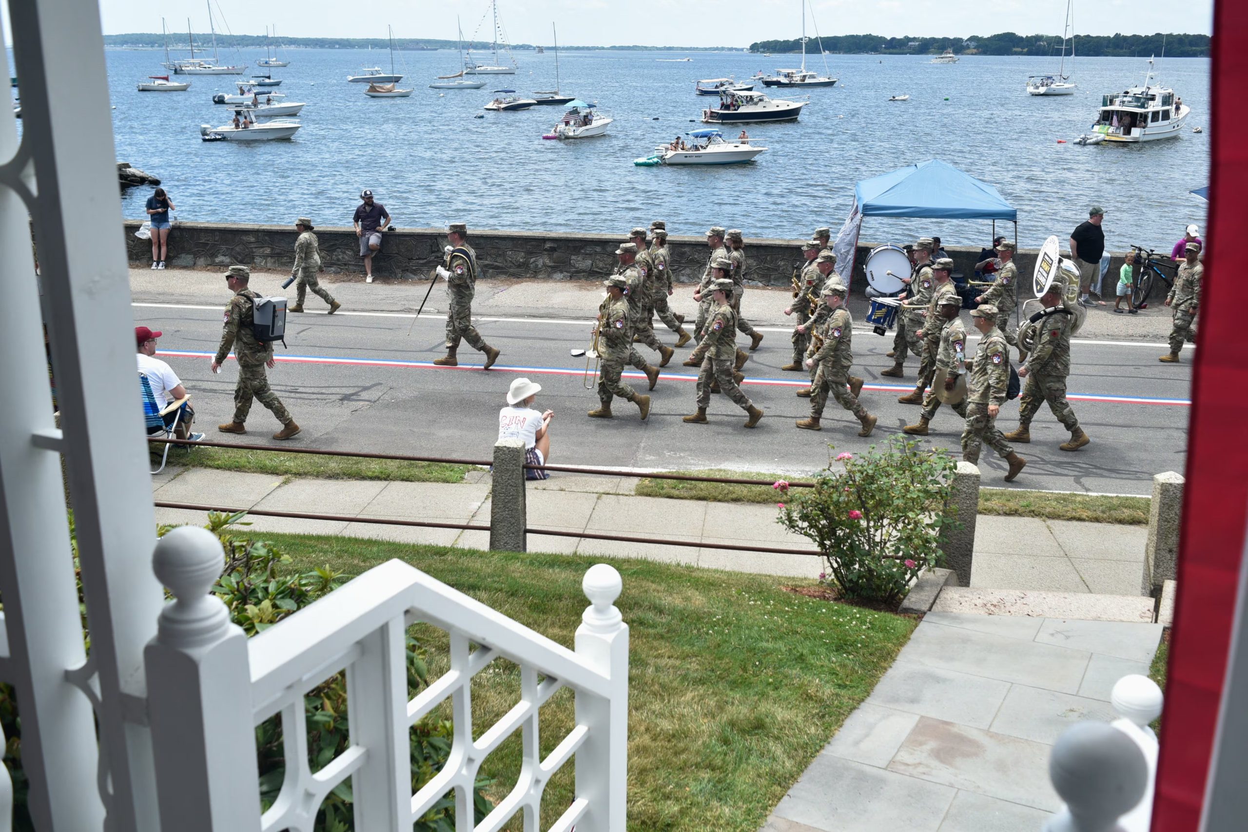La 88.ª Banda del Ejército del Gobernador desfiló durante el Desfile Militar, Cívico y de Bomberos de Bristol, Rhode Island (REUTERS/Daniel Sarch).