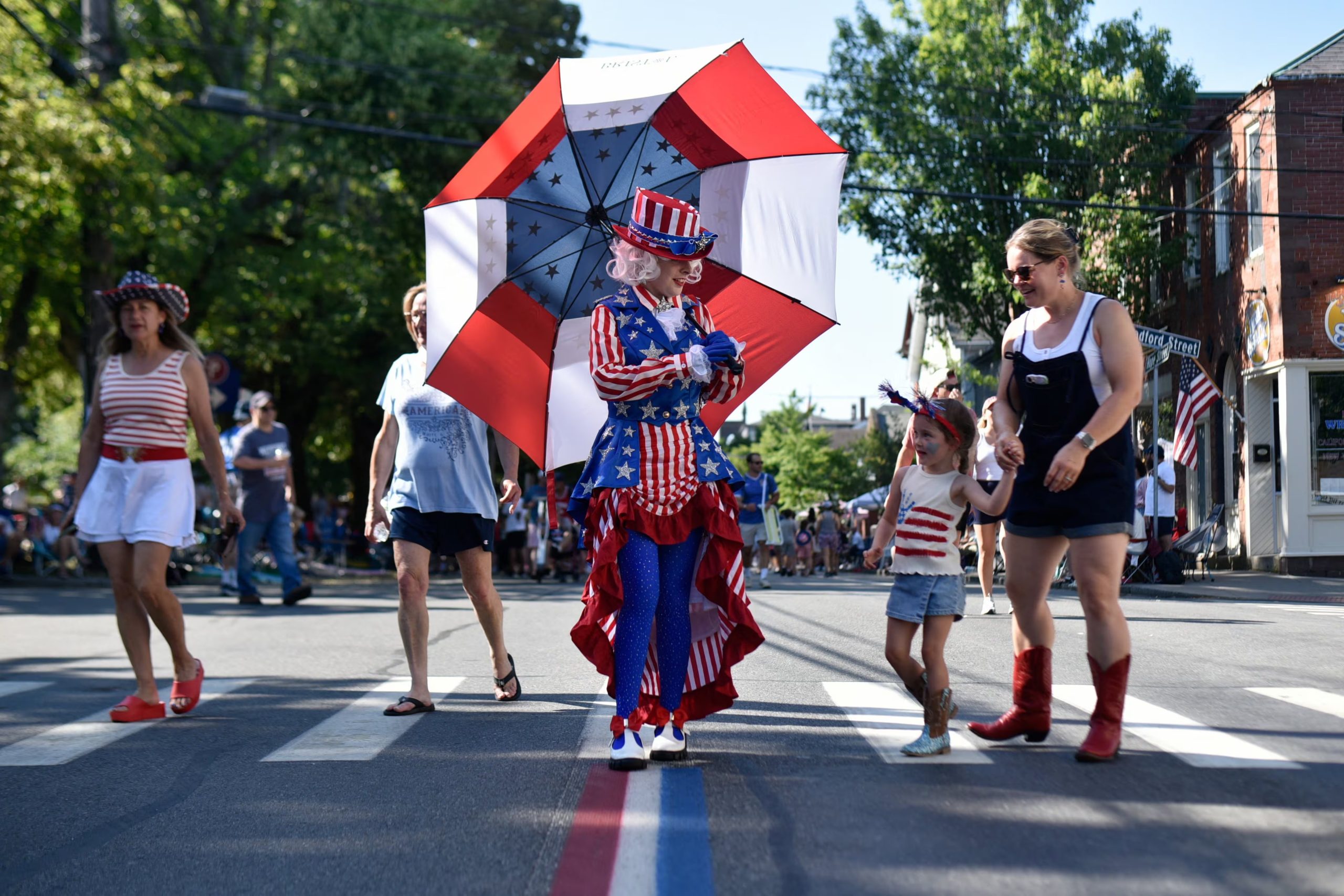 Una residente de Rhode Island se disfrazó como Auntie Samantha y saludó a los asistentes en las calles de Bristol (REUTERS/Daniel Sarch).