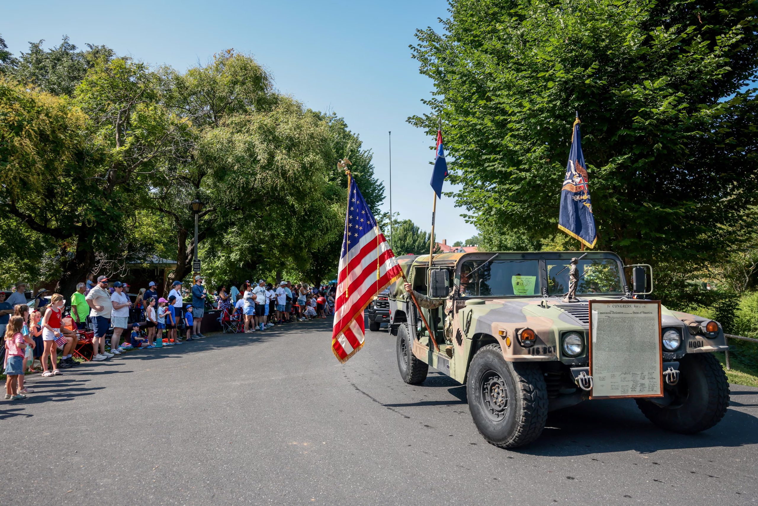 Vecinos y visitantes se ubicaron a los costados de las calles para observar el desfile por el 250° aniversario de la independencia de Estados Unidos en Staunton, Virginia (REUTERS/Evelyn Hockstein).