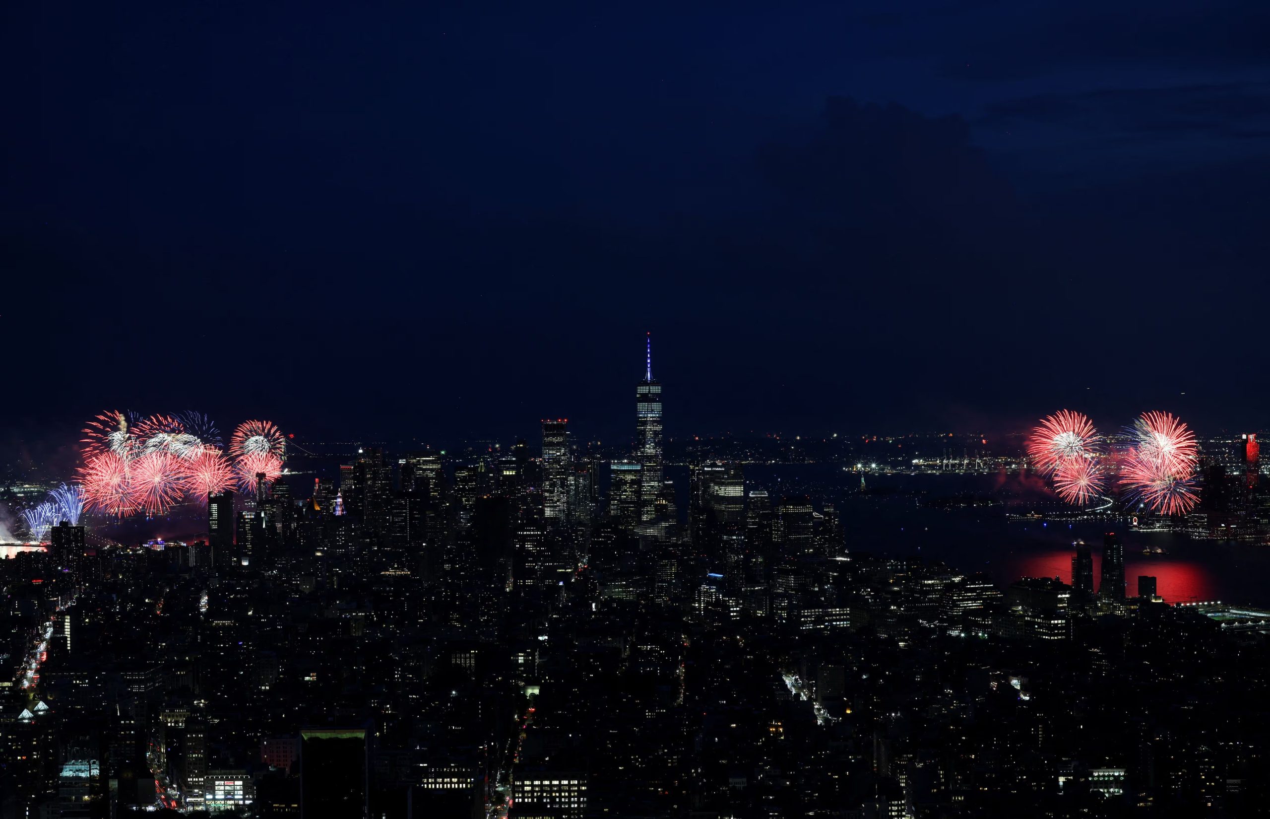 El tradicional espectáculo de fuegos artificiales de Macy’s iluminó el cielo de Nueva York durante la celebración del Día de la Independencia (REUTERS/Carlos Barria).