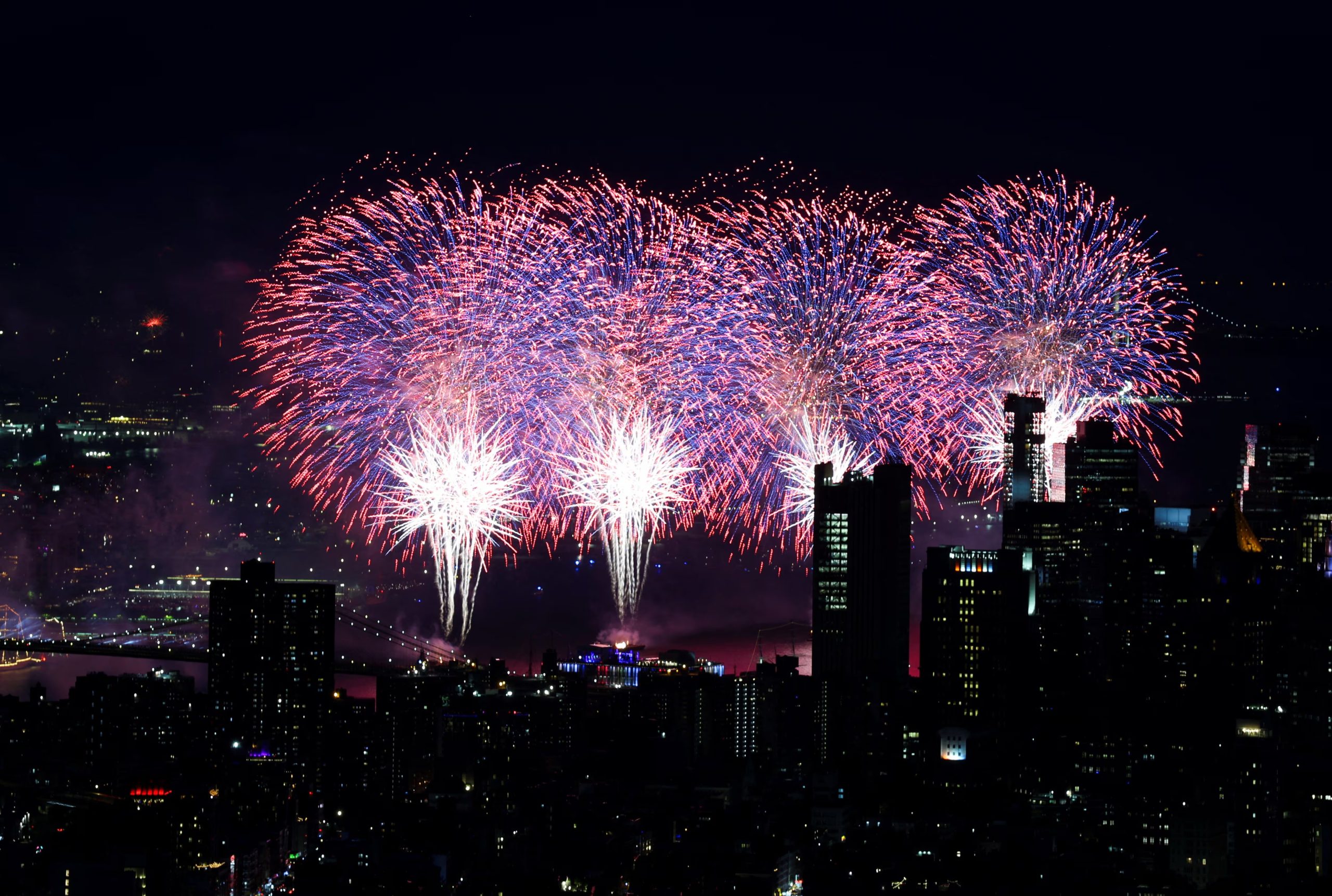 Los fuegos artificiales organizados por Macy’s marcaron el cierre de los festejos por el Día de la Independencia en Nueva York (REUTERS/Carlos Barria).