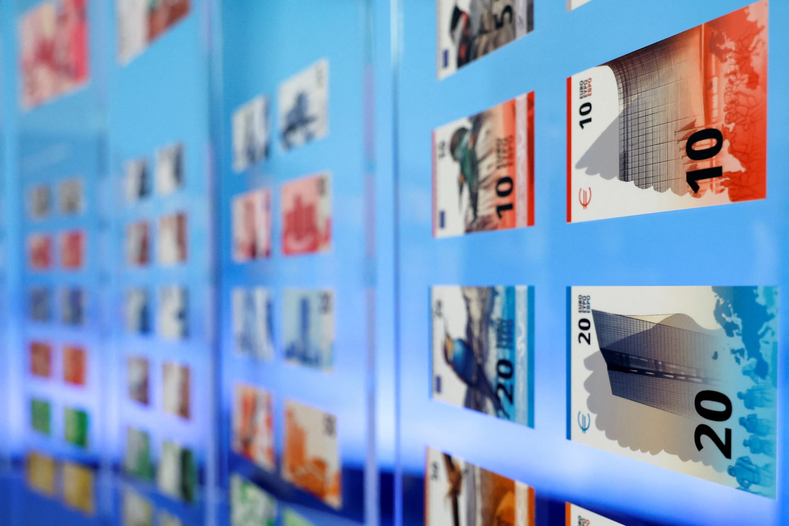 Los diseños preseleccionados para los futuros billetes de euro se exhiben en la sede del BCE. (Heiko Becker/Reuters)