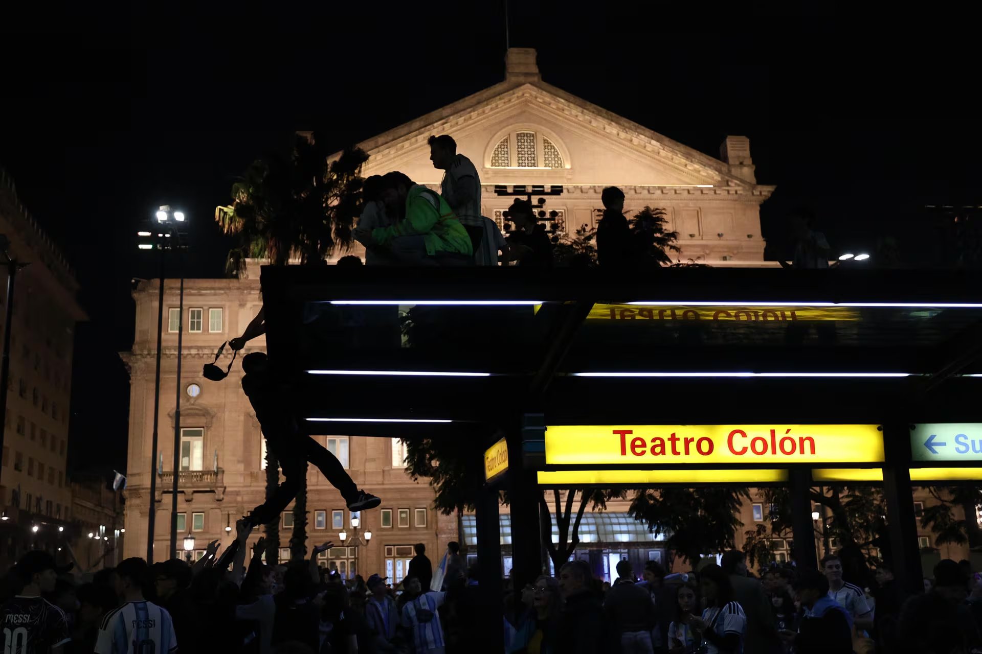 El Obelisco reunió a los hinchas argentinos en Buenos Aires tras la victoria de la Selección y el pase a la final (EFE)
