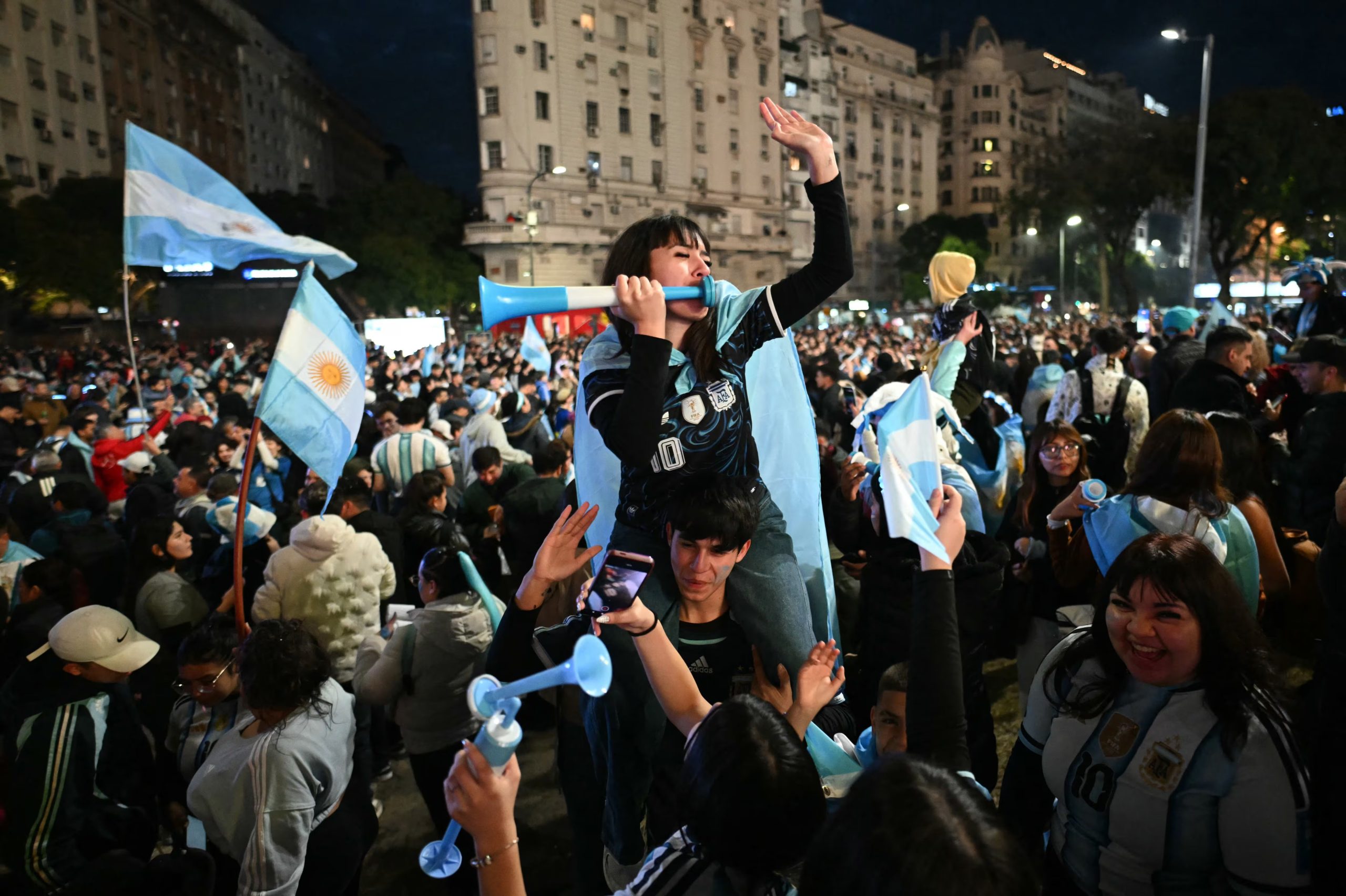 La gente comenzó a juntarse en el Obelisco para celebrar el triunfo de la Argentina 