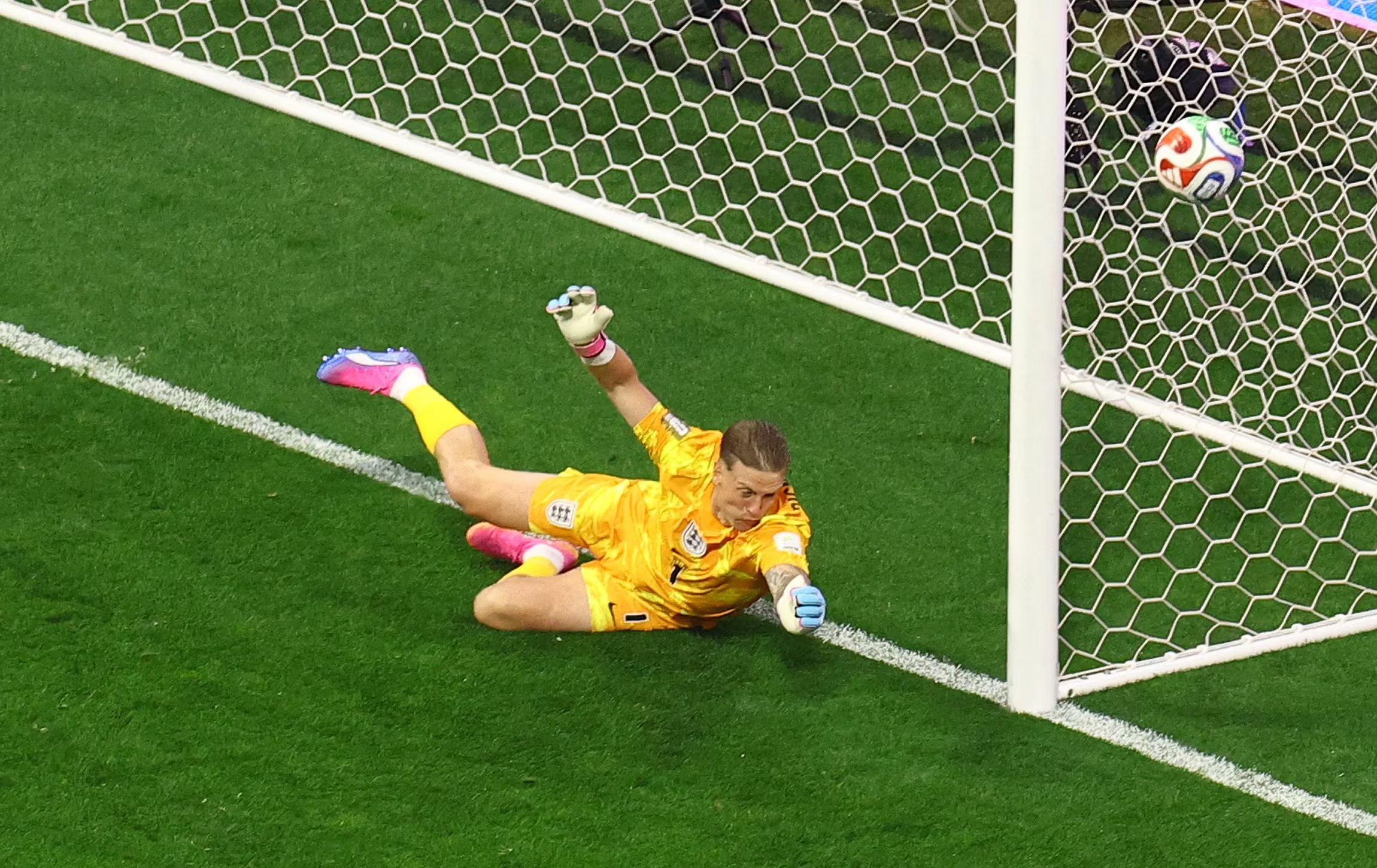 Soccer Football - FIFA World Cup 2026 - Round of 16 - Mexico v England - Estadio Azteca, Mexico City, Mexico - July 5, 2026 England's Jordan Pickford in action as he saves a header from Mexico's Raul Jimenez REUTERS/Henry Romero