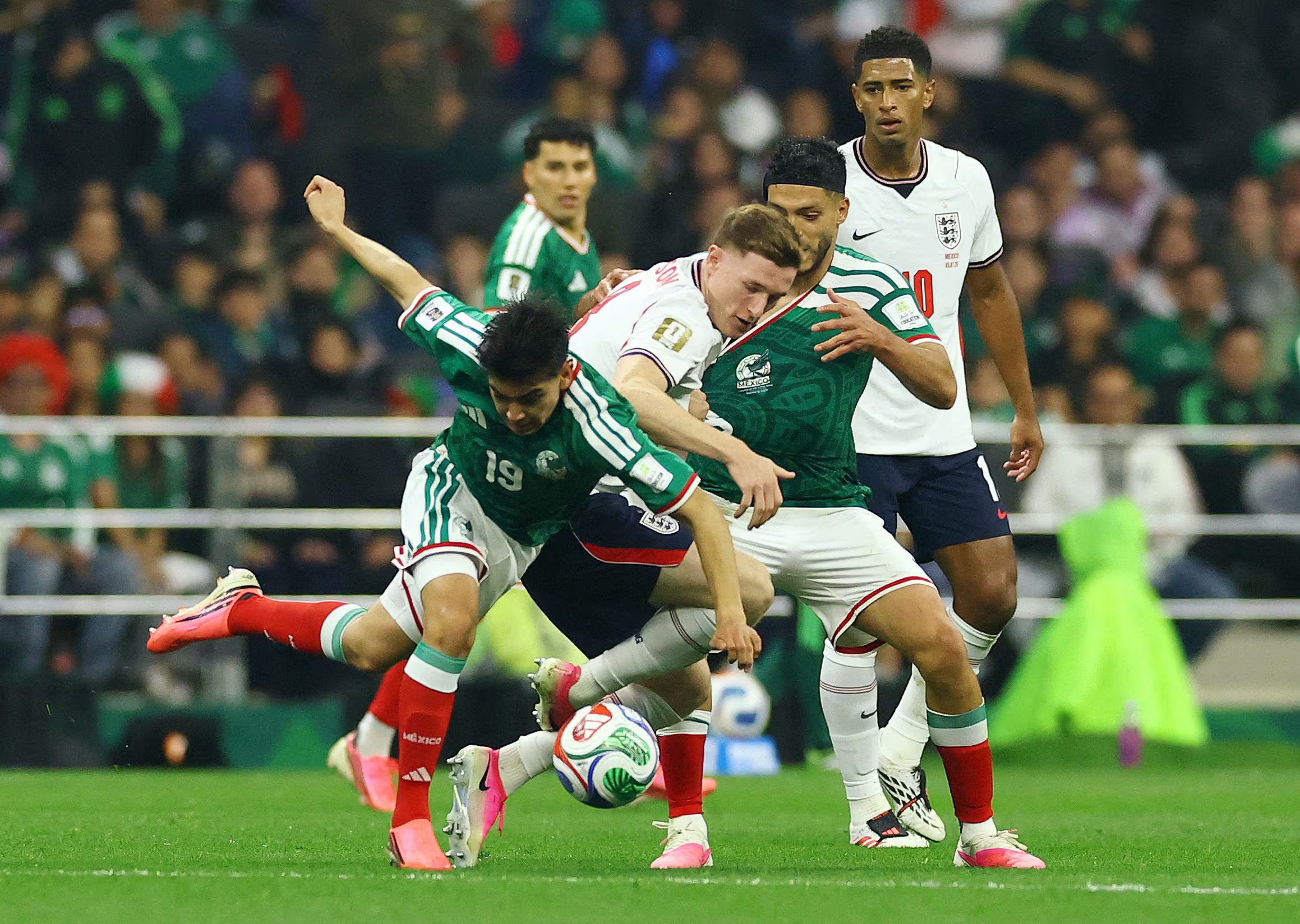 Soccer Football - FIFA World Cup 2026 - Round of 16 - Mexico v England - Estadio Azteca, Mexico City, Mexico - July 5, 2026 England's Elliot Anderson in action with Mexico's Gilberto Mora and Raul Jimenez REUTERS/Daniel Becerril