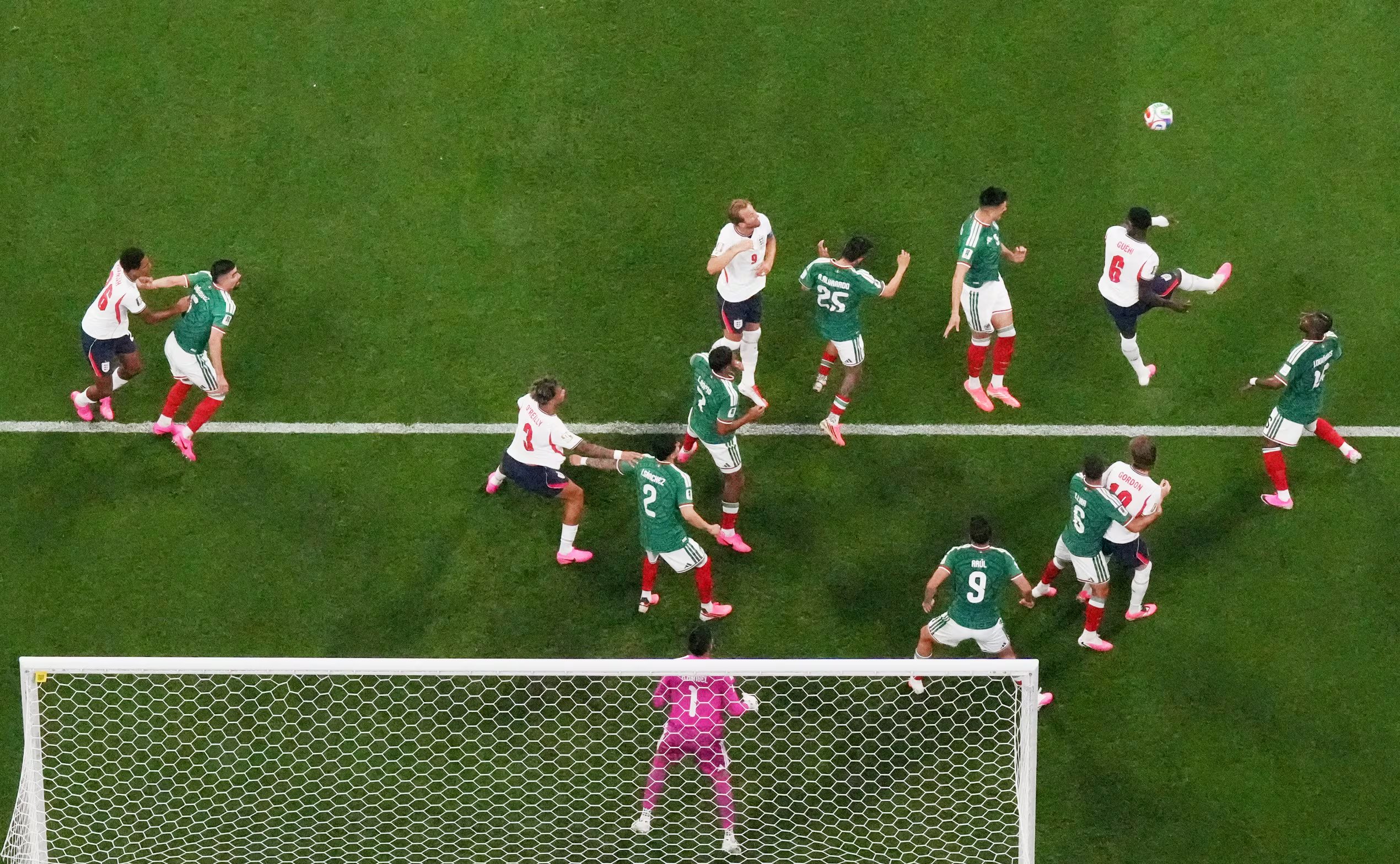 Soccer Football - FIFA World Cup 2026 - Round of 16 - Mexico v England - Estadio Azteca, Mexico City, Mexico - July 5, 2026 England's Marc Guehi in action with Mexico's Cesar Montes during a corner REUTERS/Eloisa Sanchez