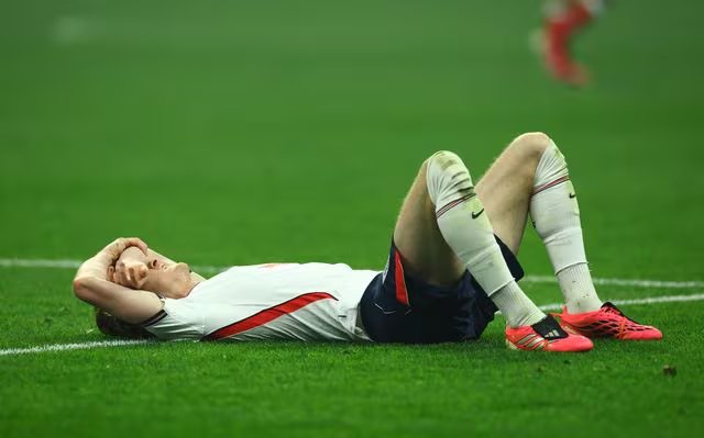 Soccer Football - FIFA World Cup 2026 - Round of 16 - Mexico v England - Estadio Azteca, Mexico City, Mexico - July 5, 2026 England's Anthony Gordon lies on the ground REUTERS/Daniel Becerril