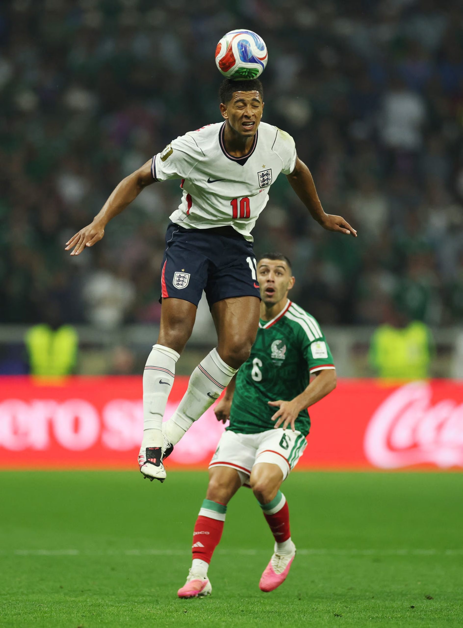 Soccer Football - FIFA World Cup 2026 - Round of 16 - Mexico v England - Estadio Azteca, Mexico City, Mexico - July 5, 2026 England's Jude Bellingham in action with Mexico's Erik Lira REUTERS/Paul Childs