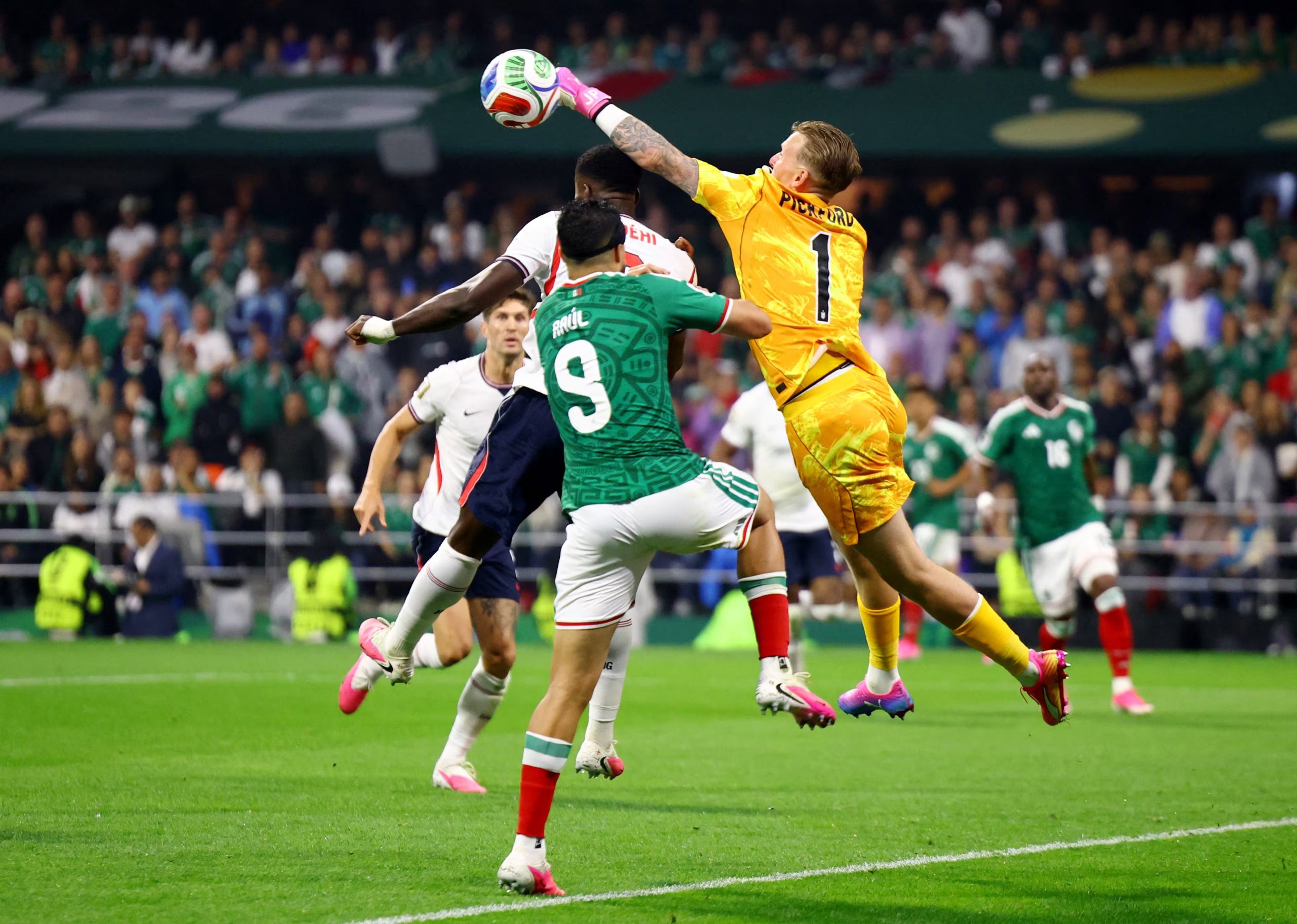 Soccer Football - FIFA World Cup 2026 - Round of 16 - Mexico v England - Estadio Azteca, Mexico City, Mexico - July 5, 2026 England's Jordan Pickford and Marc Guehi in action with Mexico's Raul Jimenez REUTERS/Raquel Cunha