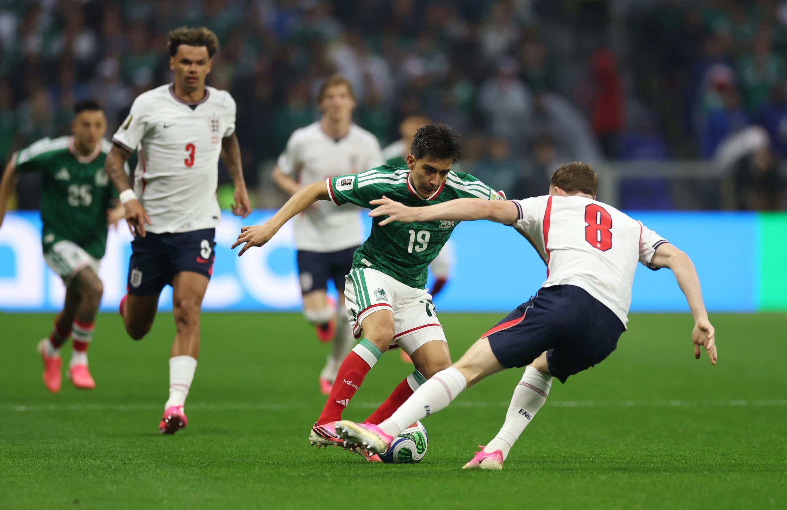 Soccer Football - FIFA World Cup 2026 - Round of 16 - Mexico v England - Estadio Azteca, Mexico City, Mexico - July 5, 2026 Mexico's Gilberto Mora in action with England's Elliot Anderson REUTERS/Paul Childs