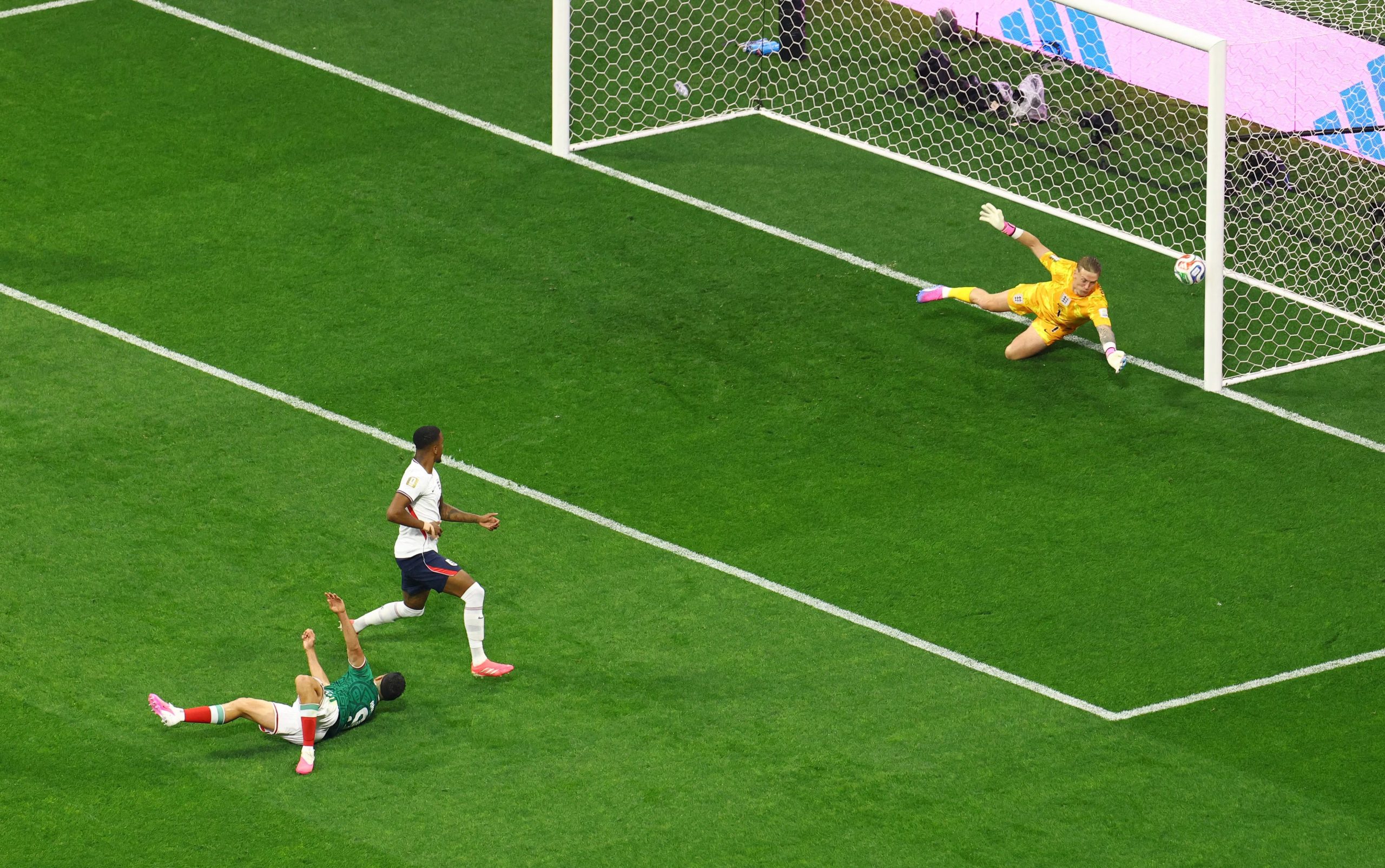 Soccer Football - FIFA World Cup 2026 - Round of 16 - Mexico v England - Estadio Azteca, Mexico City, Mexico - July 5, 2026 England's Jordan Pickford in action as he saves a header from Mexico's Raul Jimenez REUTERS/Henry Romero