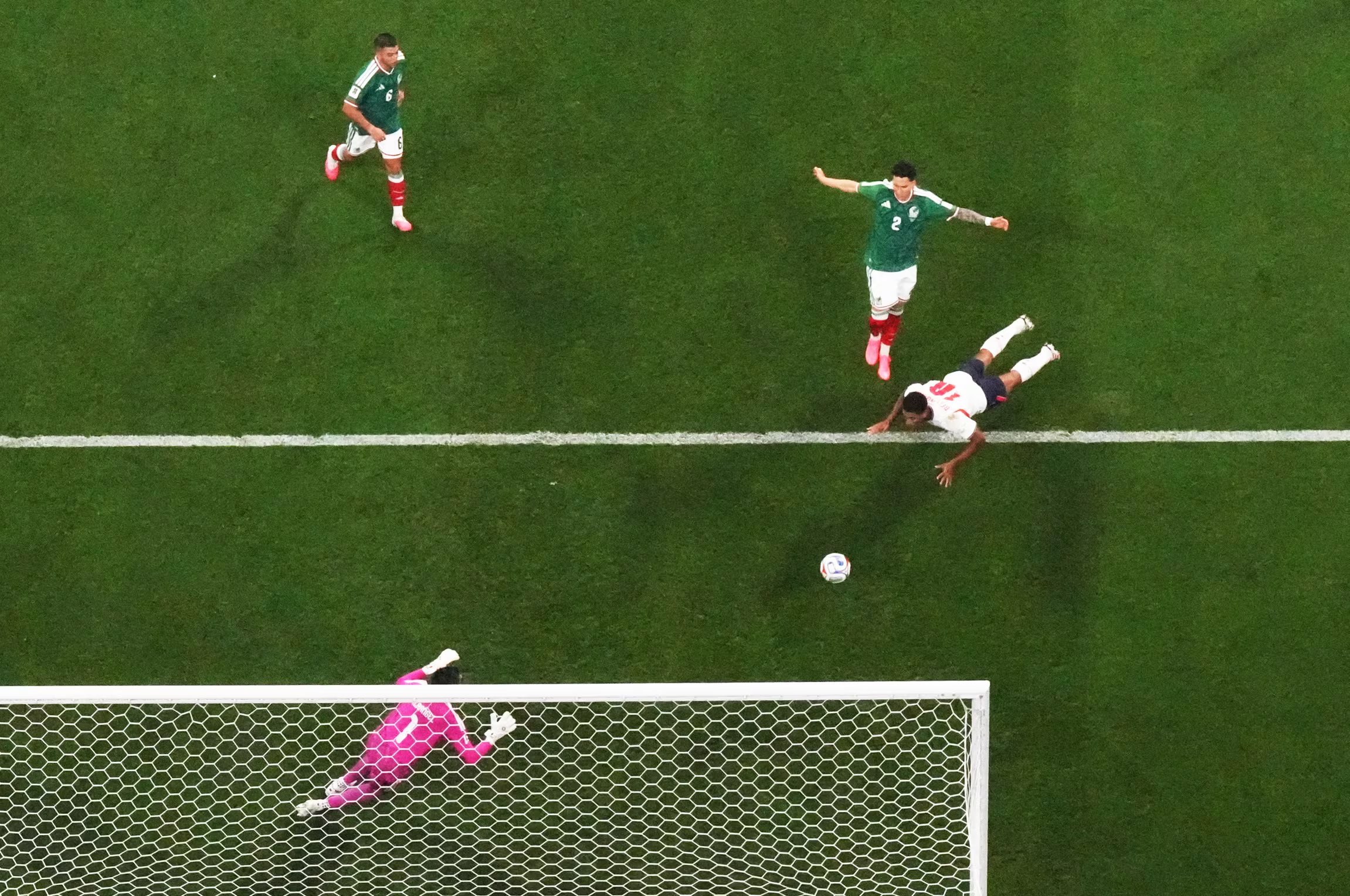Soccer Football - FIFA World Cup 2026 - Round of 16 - Mexico v England - Estadio Azteca, Mexico City, Mexico - July 5, 2026 England's Jude Bellingham scores their first goal REUTERS/Eloisa Sanchez