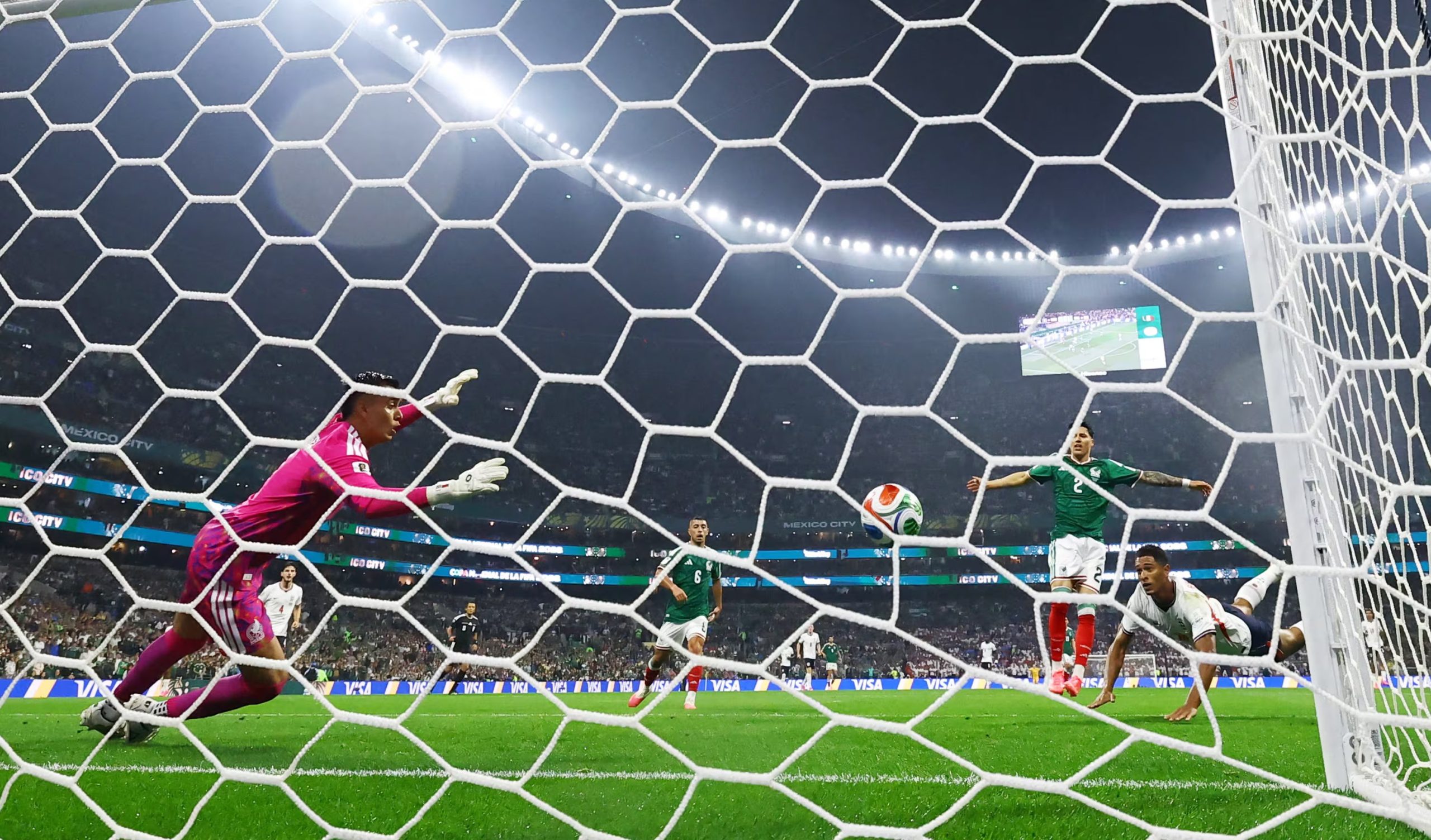 Soccer Football - FIFA World Cup 2026 - Round of 16 - Mexico v England - Estadio Azteca, Mexico City, Mexico - July 5, 2026 England's Jude Bellingham scores their first goal REUTERS/Eloisa Sanchez