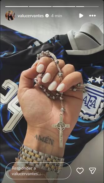 Valentina mostró la camiseta suplente de la selección argentina y un rosario en la mano 