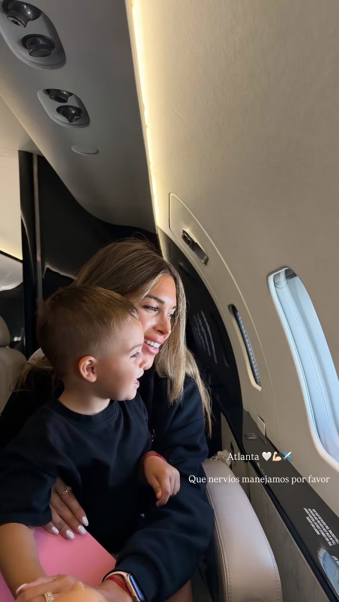Agus viajó junto a sus dos hijos, Nina y Theo, en avión privado rumbo a Atlanta
