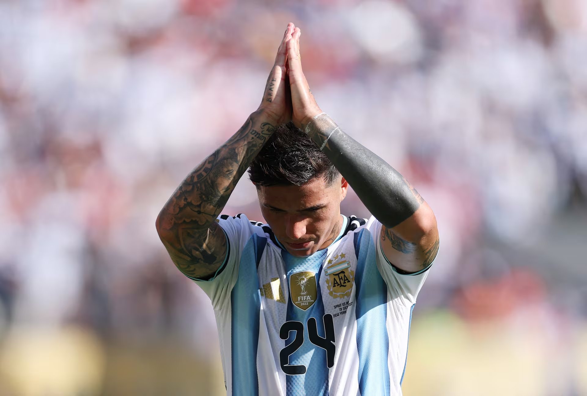 Enzo Fernández se retiró del terreno de juego pidiendo disculpas a los hinchas argentinos (Justin Setterfield/Getty Images/AFP)