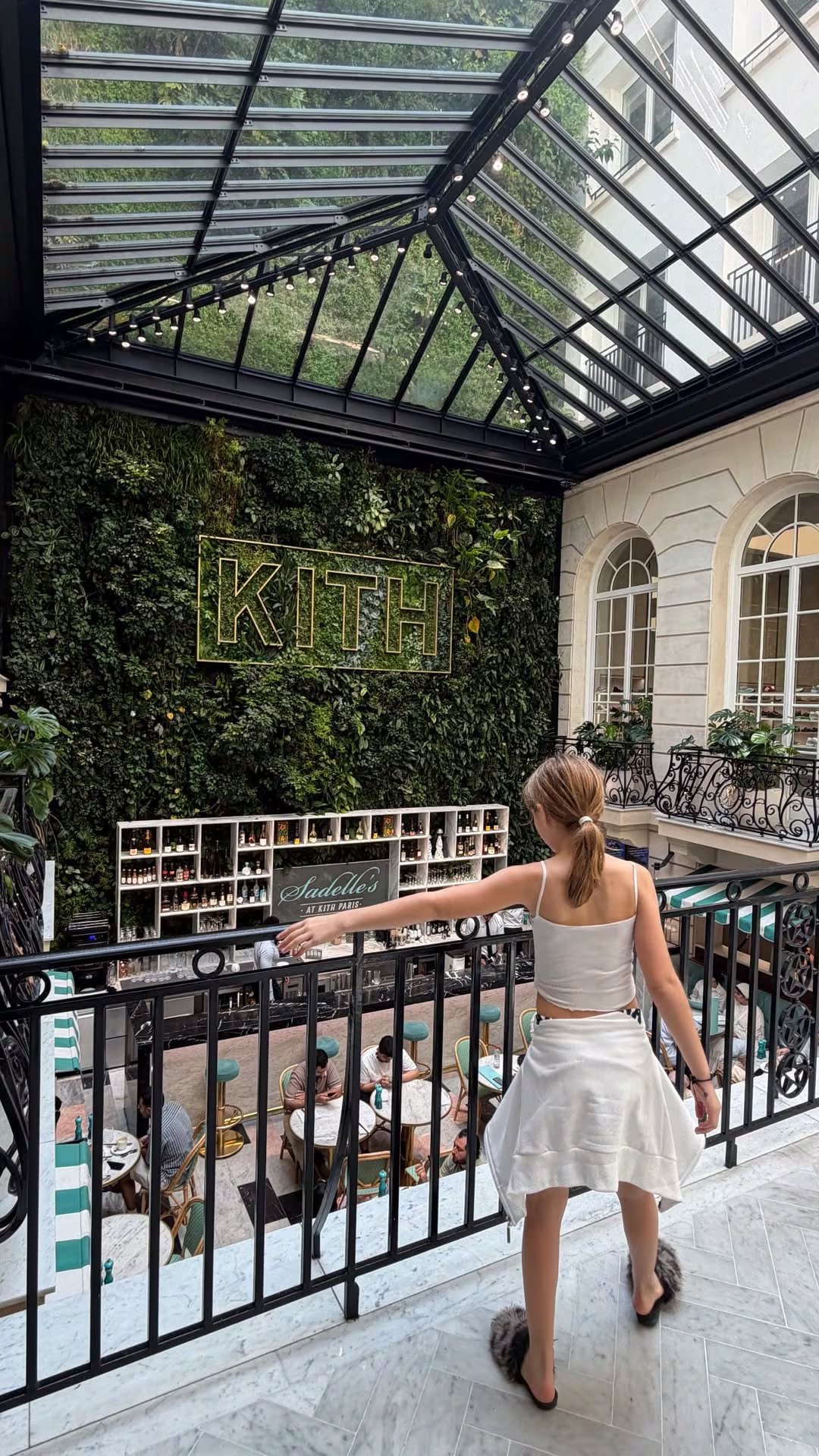 Una de las hijas de Wanda Nara en el interior de la tienda Kith París, frente al restaurante Sadelle's at Kith Paris