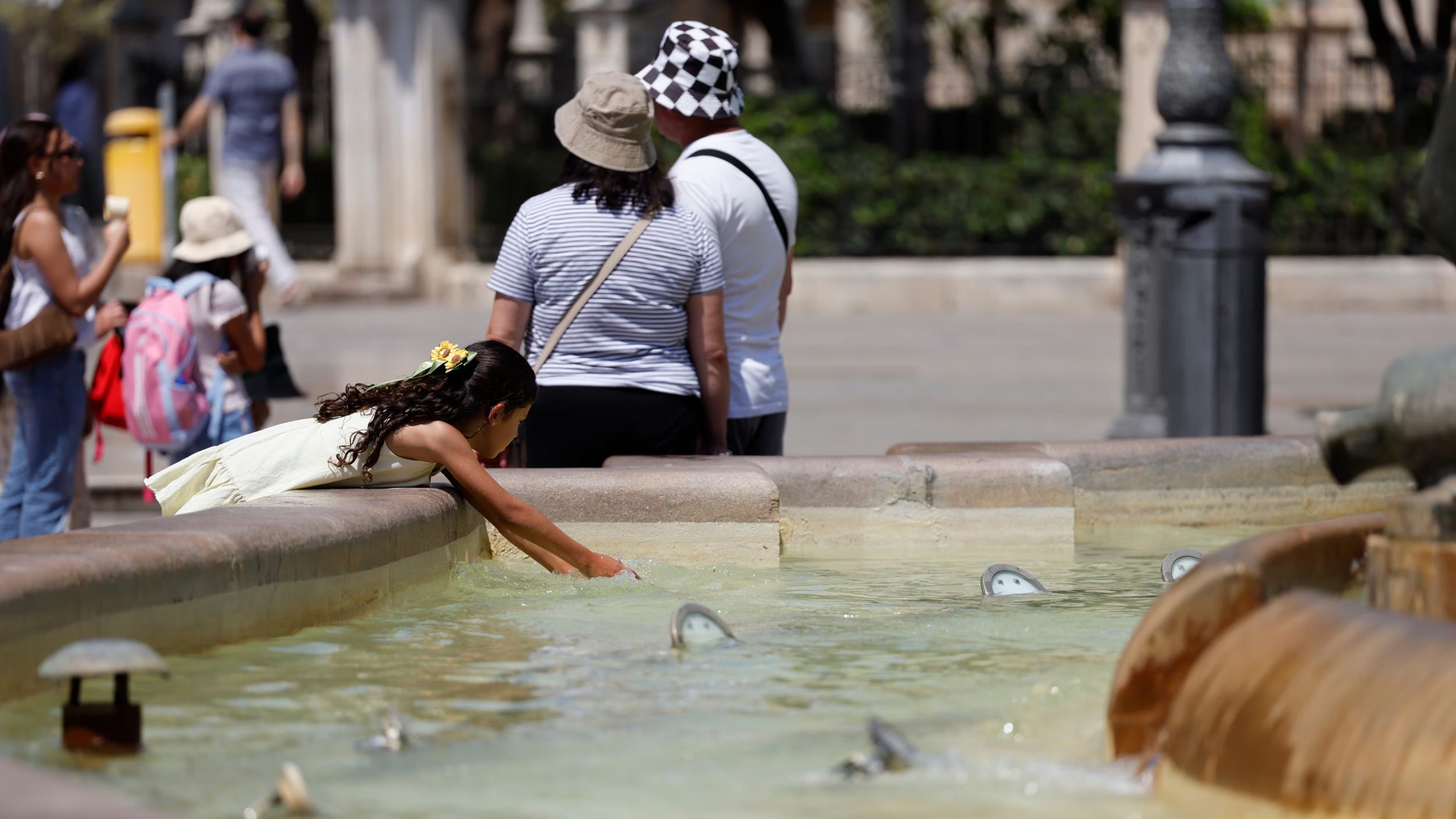Una niña se refresca en una fuente en las calles de Valencia. (EFE/ Ana Escobar)