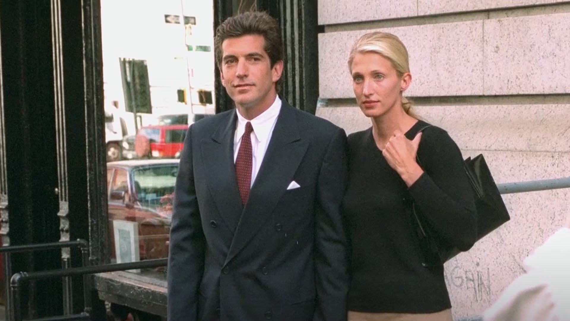 John F. Kennedy Jr junto a su esposa Carolyn Bessette-Kennedy