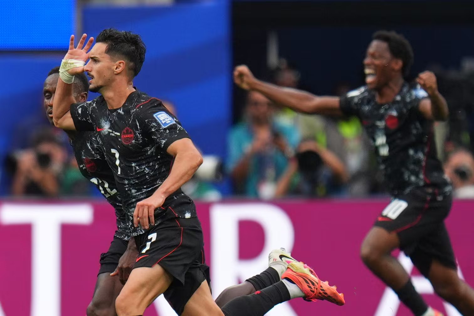 Stephen Eustaquio hizo el tanto que metió a Canadá a la siguiente ronda. (AP Foto/Manu Fernandez)