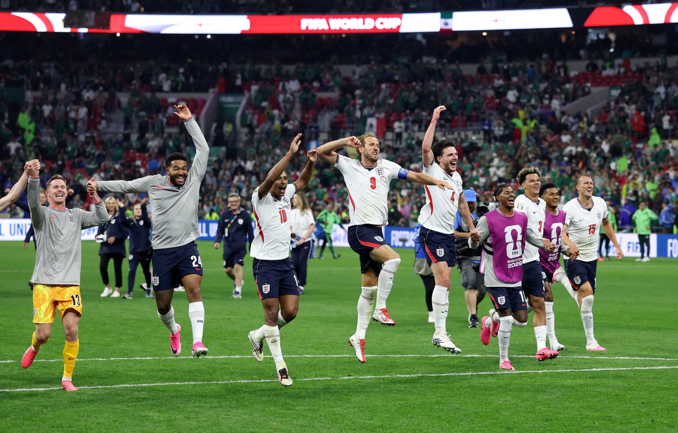 Fútbol - Copa Mundial de la FIFA 2026 - Octavos de final - México vs. Inglaterra - Estadio Azteca, Ciudad de México, México - 5 de julio de 2026. Los jugadores de Inglaterra celebran la victoria. REUTERS/Paul Childs
