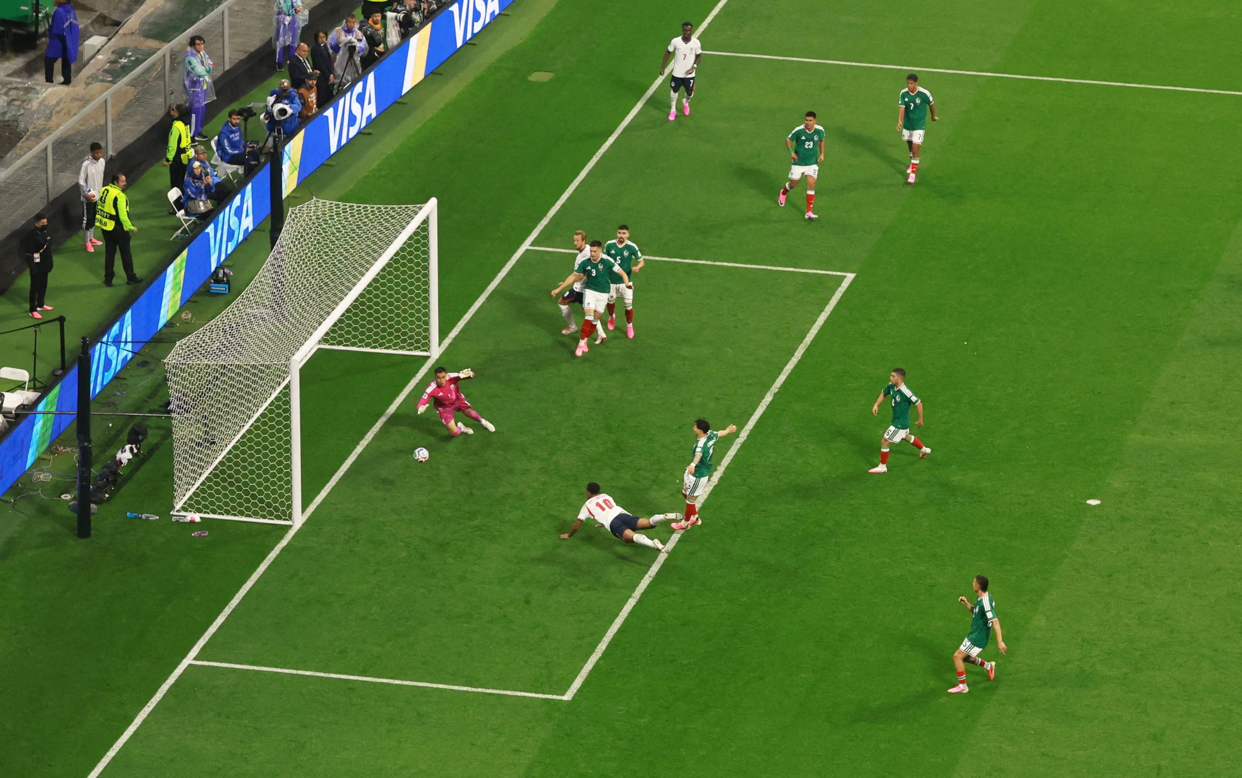 Copa Mundial de la FIFA 2026 - Octavos de final - México contra Inglaterra - Estadio Azteca, Ciudad de México, México - 5 de julio de 2026. Jude Bellingham, de Inglaterra, marca el primer gol de su equipo. REUTERS/Henry Romero IMÁGENES DEL DÍA DE TPX