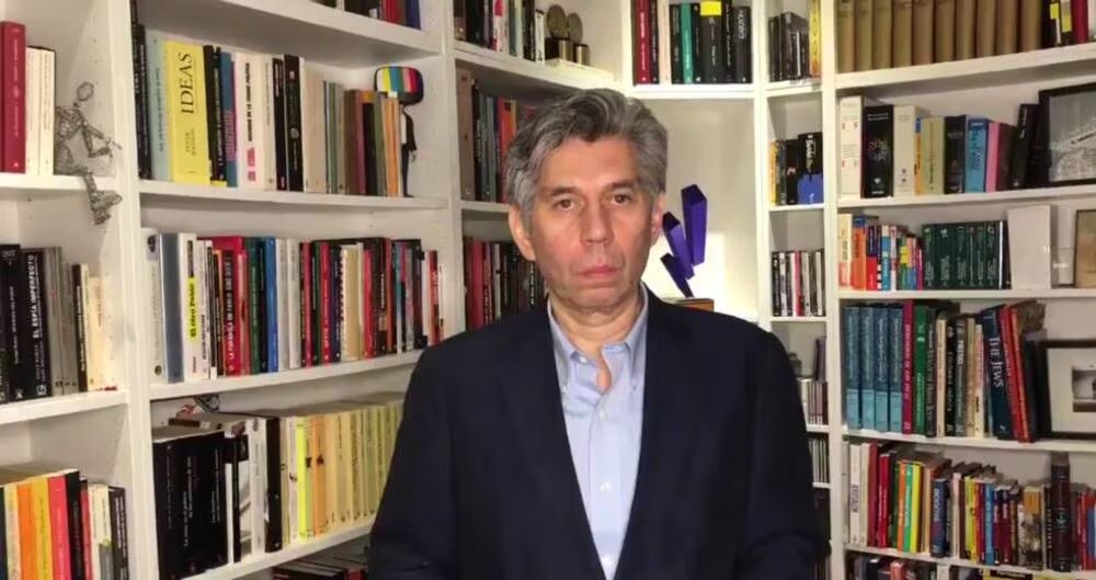 Daniel Coronell fue premiado por cuatro décadas de periodismo de investigación sobre violencia política, derechos humanos y corrupción en Colombia, trabajo que lo llevó al exilio en Estados Unidos.