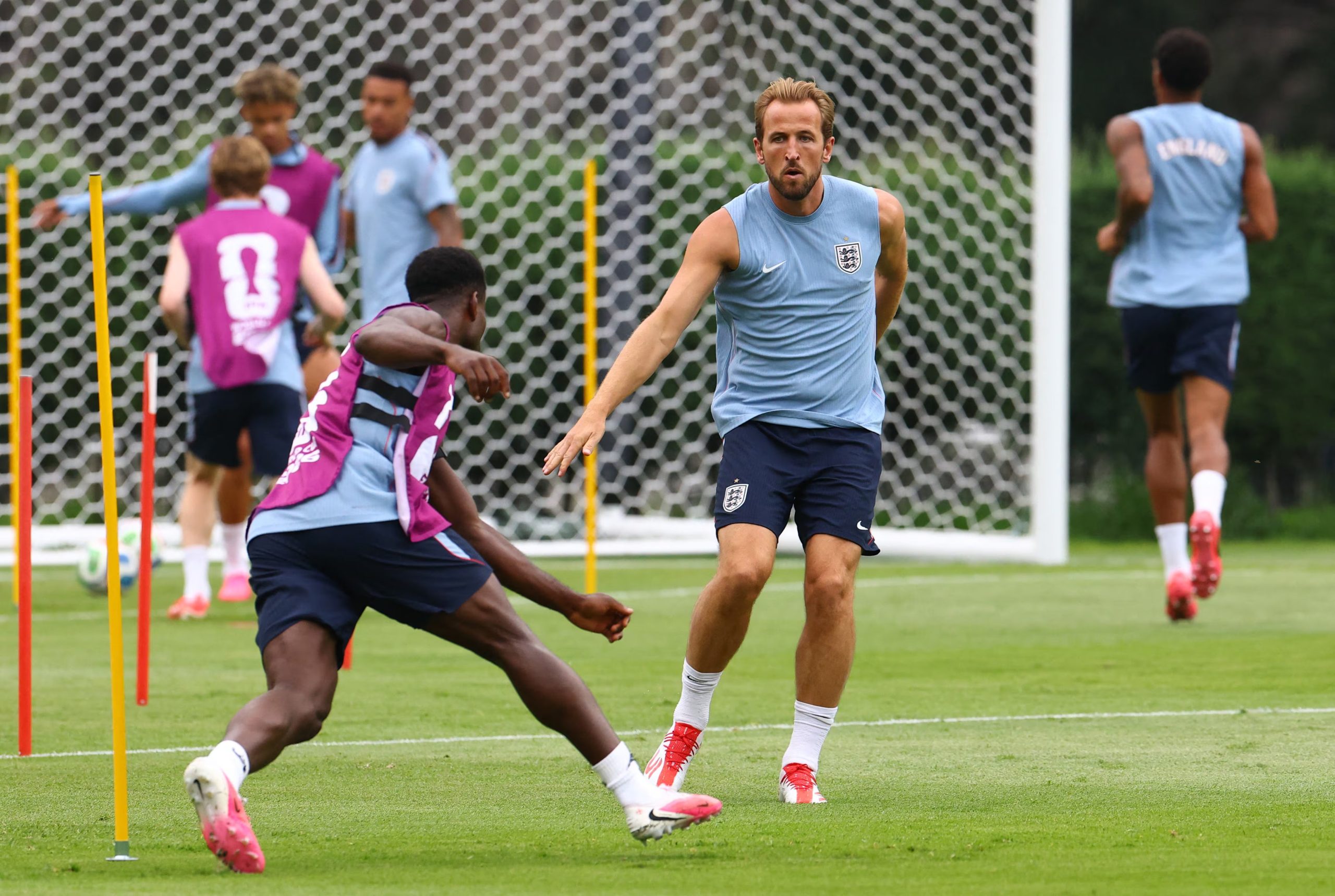 El entrenamiento en la Cantera de Pumas incluye ejercicios regenerativos y tácticos con Harry Kane, Declan Rice y Bukayo Saka para contrarrestar el desgaste por la altitud. REUTERS/Henry Romero