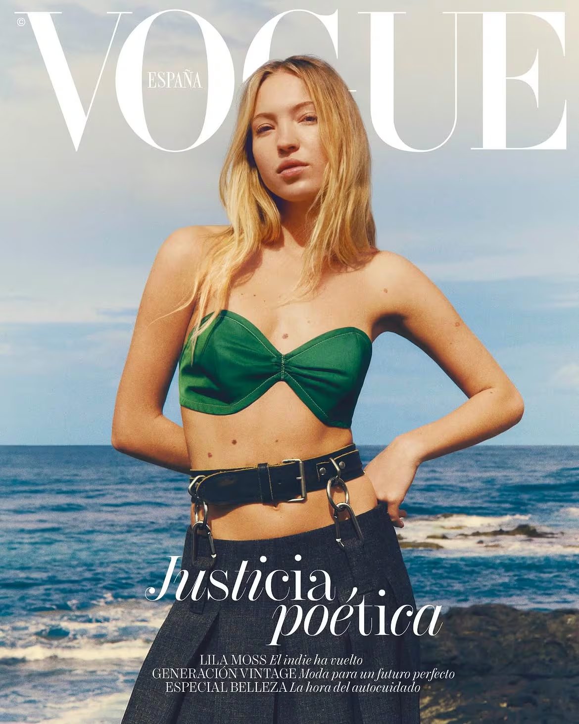 La portada de Vogue consagra su dominio de la nostalgia estilística con mezclilla, bandeau verde y cinturón de cuero