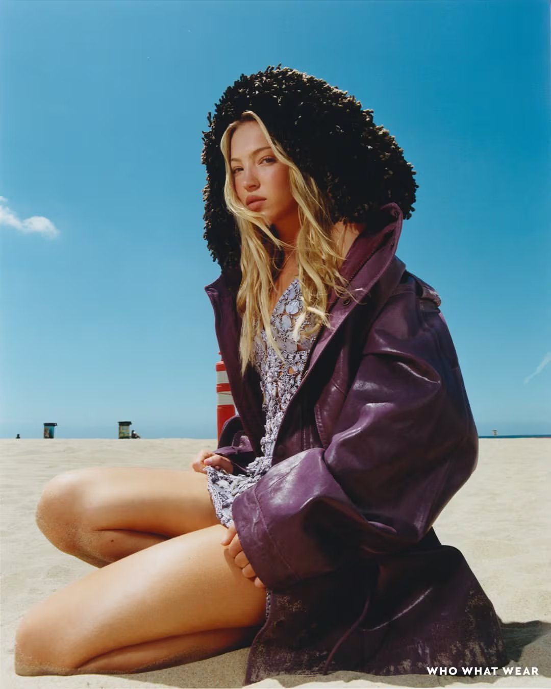 Experimenta con texturas y prendas inesperadas, como chaquetas de cuero morado y capuchas de pelo rizado