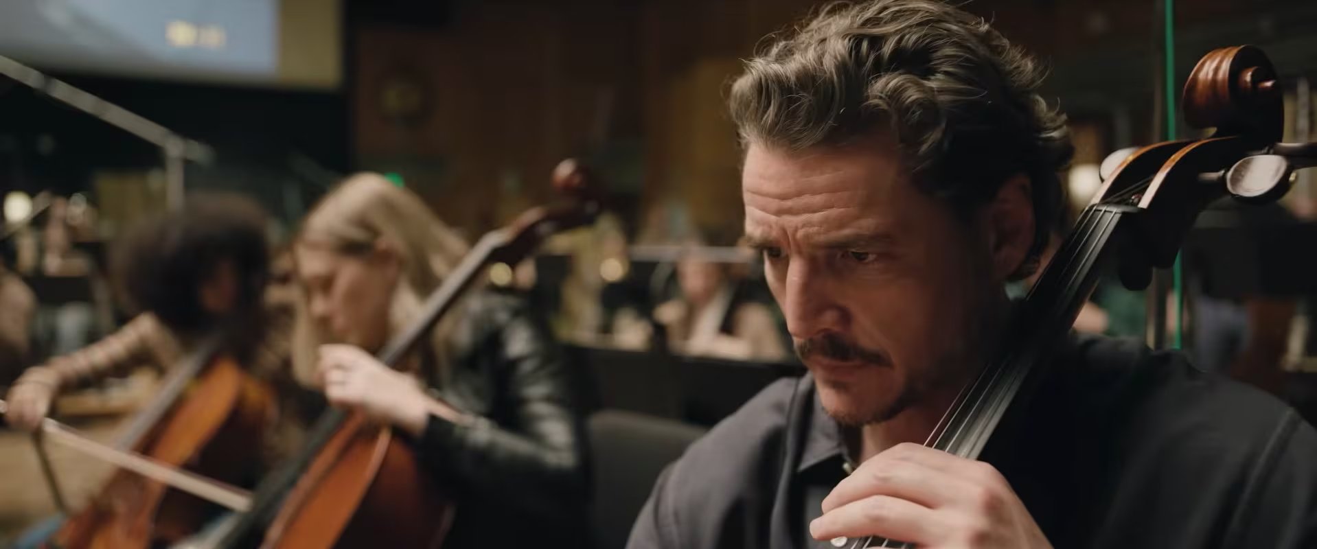 En Behemoth!, Pedro Pascal interpreta a Alex, un violonchelista prodigio que regresa a Los Ángeles para entrar en la composición musical para Hollywood (YouTube: SearchlightPictures)