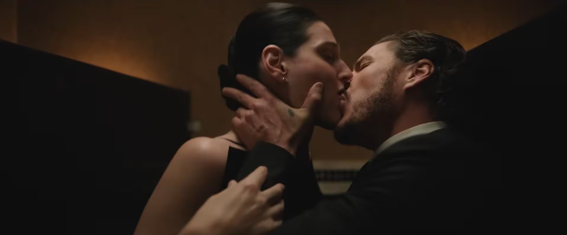 Behemoth! coloca por primera vez a Pedro Pascal en el papel central de un largometraje y lo expone en todas las escenas a lo largo de 25 años de historia (YouTube: SearchlightPictures)