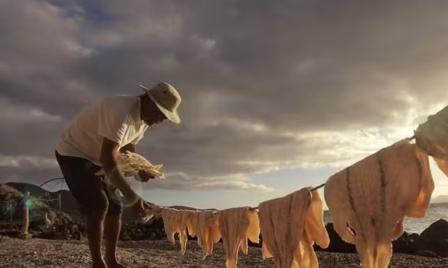 Los pescadores recurren técnicas ancestrales para conservar los piezas extraídas del mar