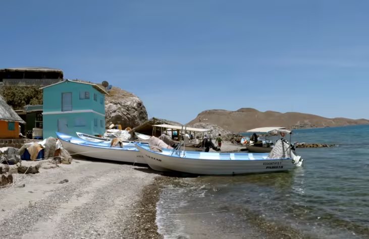 Los descendientes de los fundadores de la isla combinan la pesca artesanal con el turismo para preservar su hogar y sus costumbres (crédito Youtube @LeonardoGonzalezPhoto)