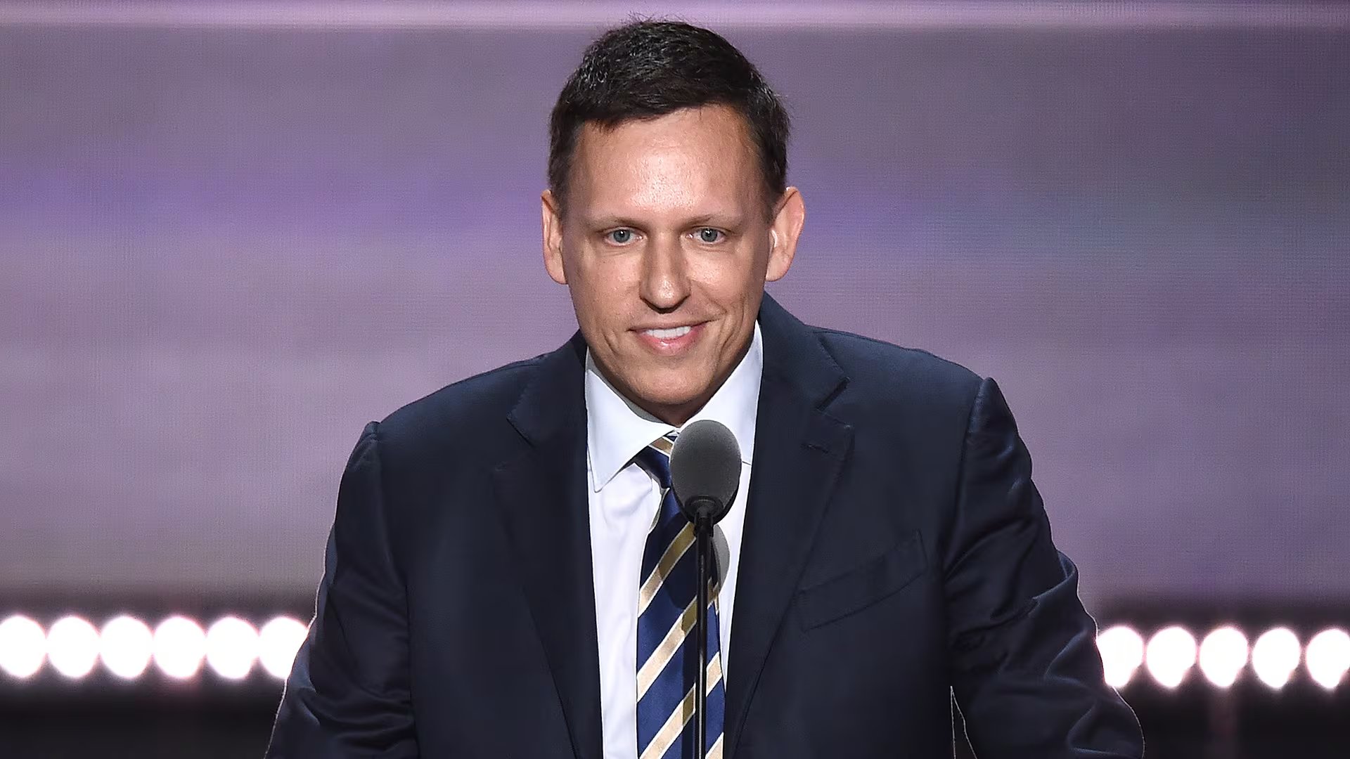 Peter Thiel, nacido en Alemania, alcanzó una fortuna de USD 27.900 millones con inversiones en tecnología y finanzas (Photo by Anthony Behar)
