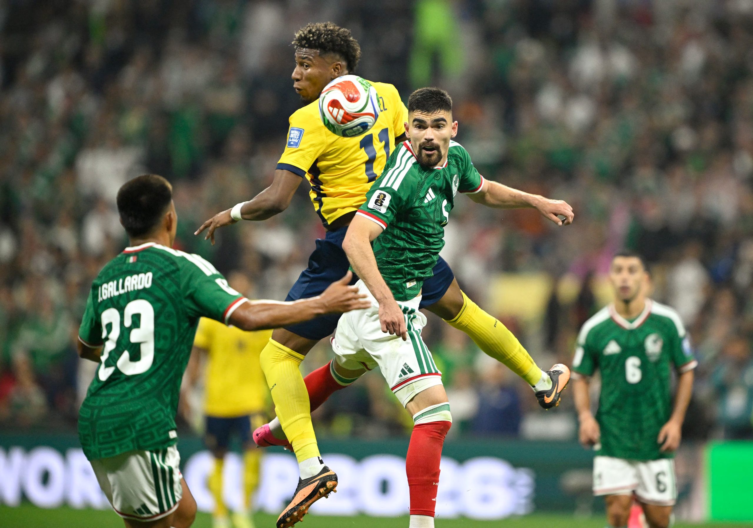 El jugador del Girona de Italia se ha convertido en el reemplazo natural de Rafael Márquez en la zaga azteca. (Photo by Alfredo ESTRELLA / AFP)