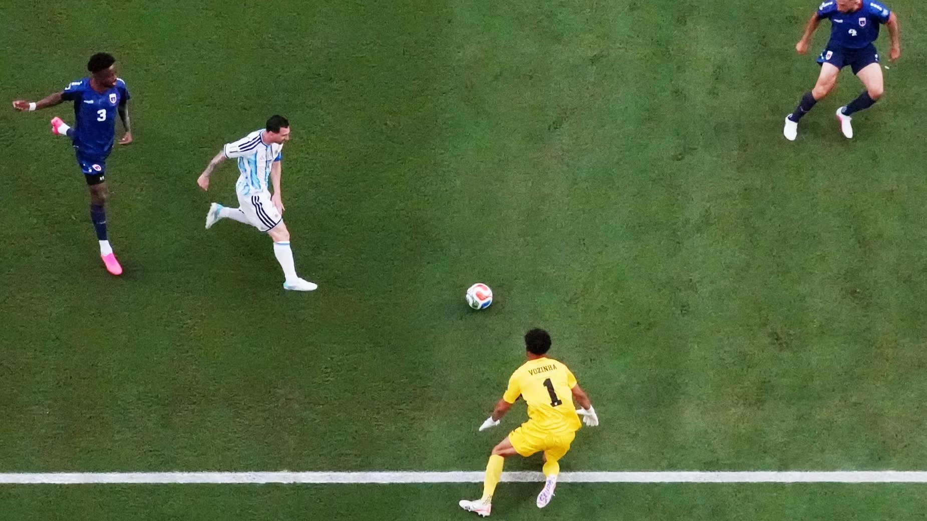 En octavos de final contuvo remates de Lionel Messi. REUTERS/Amanda Perobelli