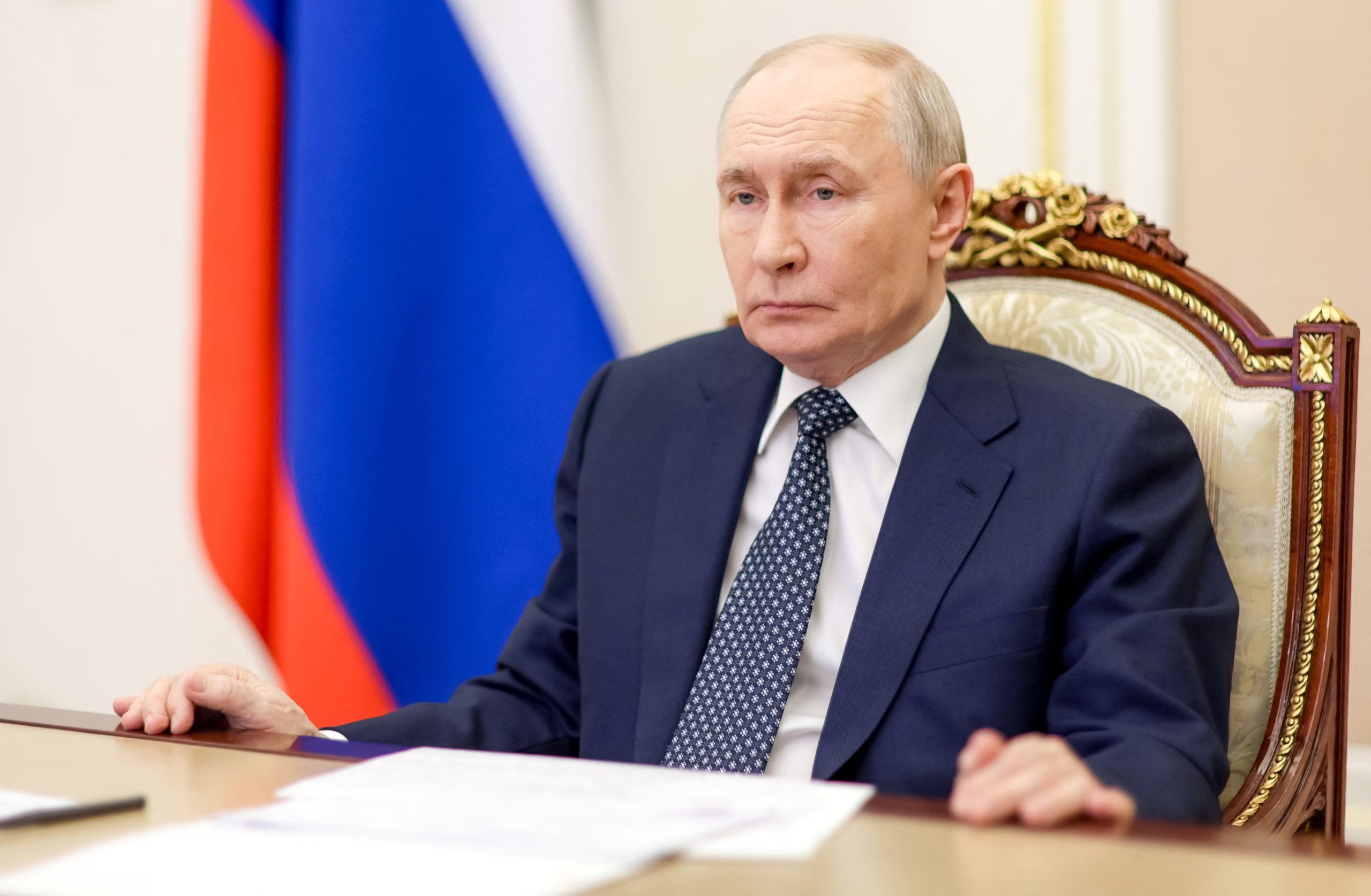 El presidente ruso Vladimir Putin se reúne con miembros del gobierno por videoconferencia en el Kremlin, Moscú, Rusia, el 8 de julio de 2026. Sputnik/Gavriil Grigorov/Pool vía REUTERS