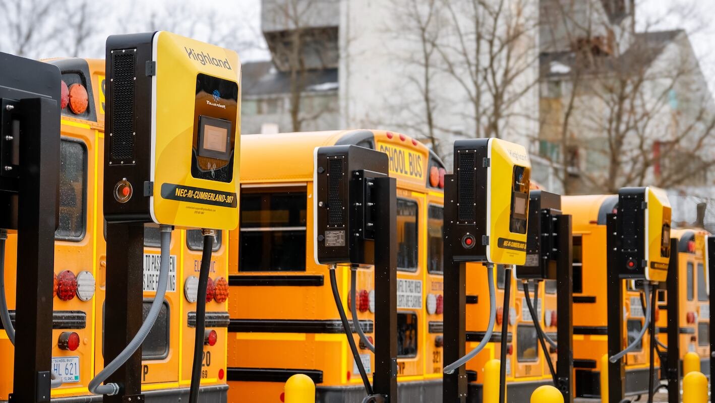 Los buses escolares eléctricos de Colorado usan carga bidireccional para devolver electricidad a la red tras terminar las clases (Crédito: Foto de prensa de Highland Electric Fleets)