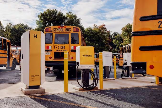 Jennifer Perry afirmó que los autobuses escolares eléctricos ayudan a cumplir metas ambientales y generan ahorros operativos a largo plazo (Crédito: Foto de prensa de Highland Electric Fleets)