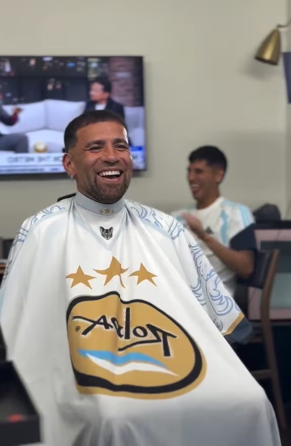 Nicolás Otamendi arrancó el video con el ceño fruncido evaluando su nuevo French crop, pero terminó en carcajadas junto a un compañero que miraba desde el fondo
