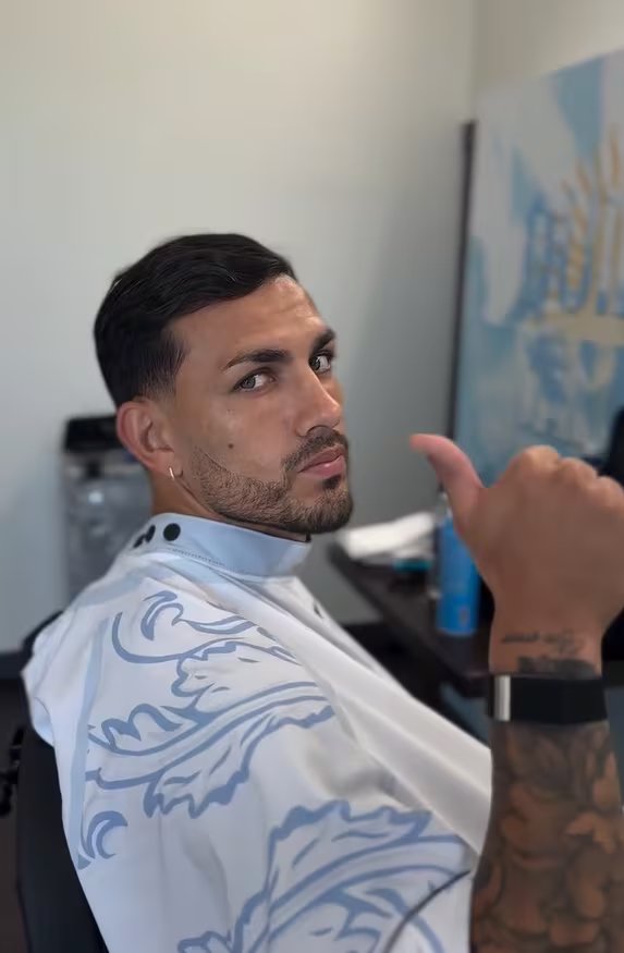 Leandro Paredes aprobó su corte con el pulgar arriba, un low fade con raya perfilada en el lado izquierdo y barba tupida delineada