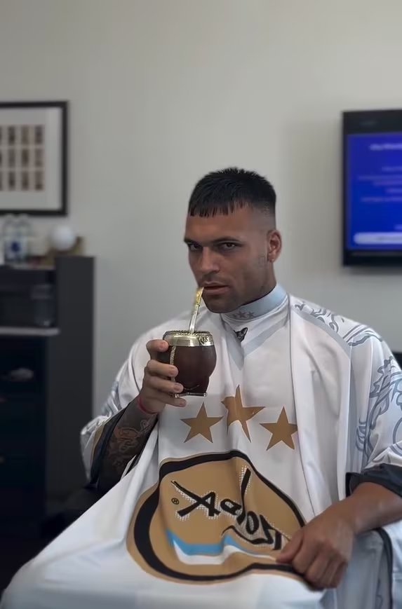 Lautaro Martínez recibió los últimos retoques de su high fade con mate en mano, relajado y con un gesto final indicando que el trabajo estaba listo