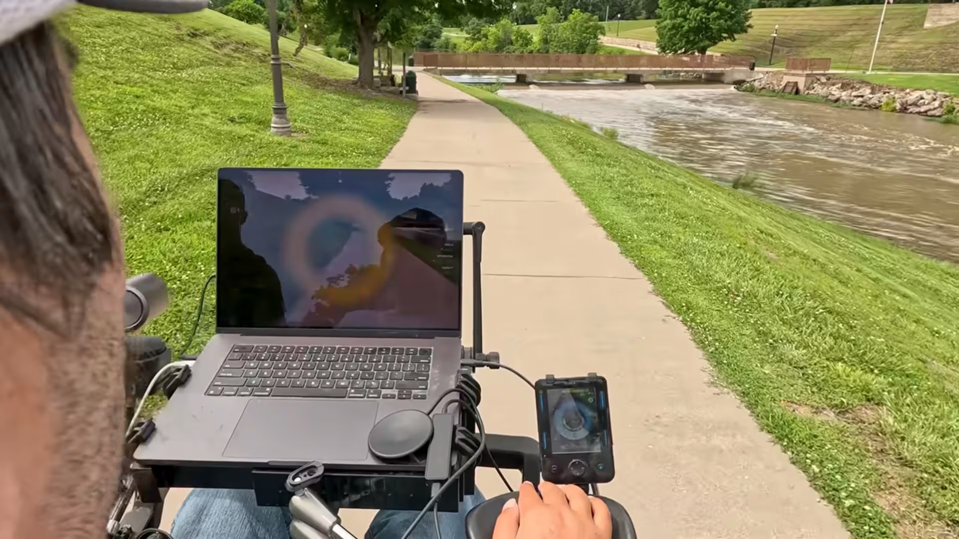 Participantes del ensayo PRIME dirigieron sillas de ruedas sin emplear controles manuales. (Neuralink/YouTube)