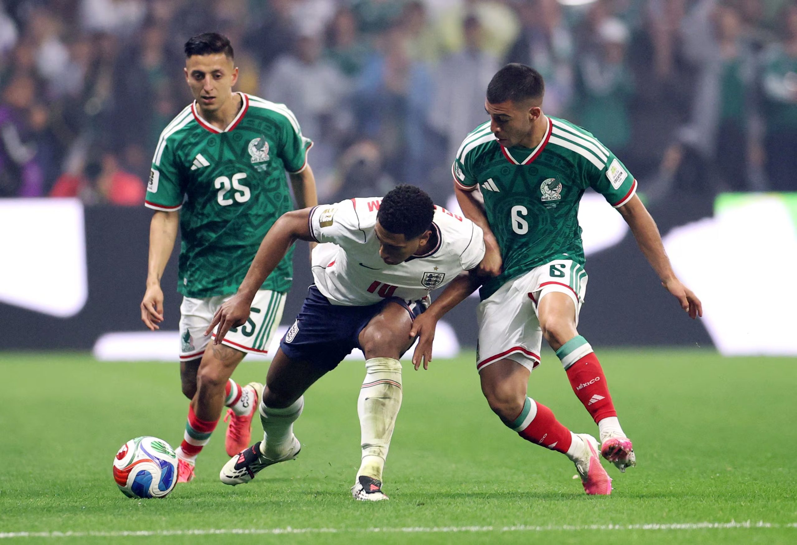 Soccer Football - FIFA World Cup 2026 - Round of 16 - Mexico v England - Estadio Azteca, Mexico City, Mexico - July 5, 2026 England's Jude Bellingham in action with Mexico's Erik Lira REUTERS/Raquel Cunha